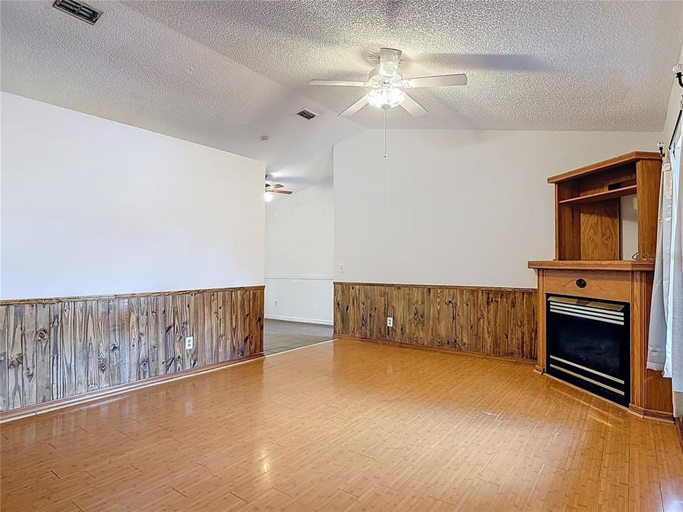 For Sale: $260,000 (3 beds, 2 baths, 1198 Square Feet)