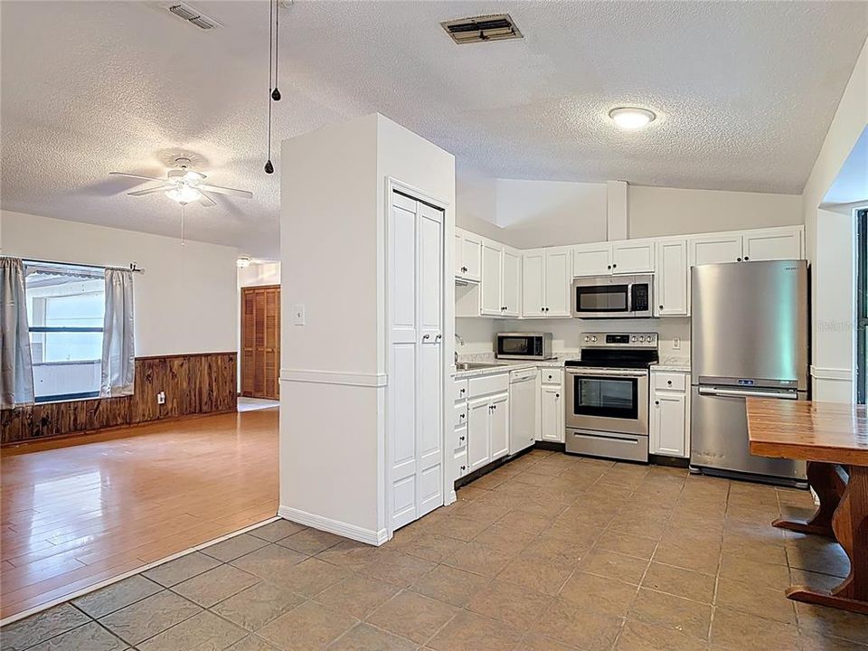 For Sale: $260,000 (3 beds, 2 baths, 1198 Square Feet)