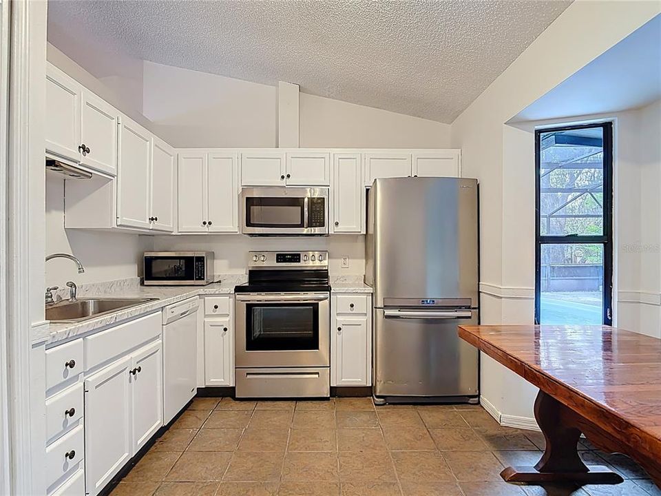 For Sale: $260,000 (3 beds, 2 baths, 1198 Square Feet)