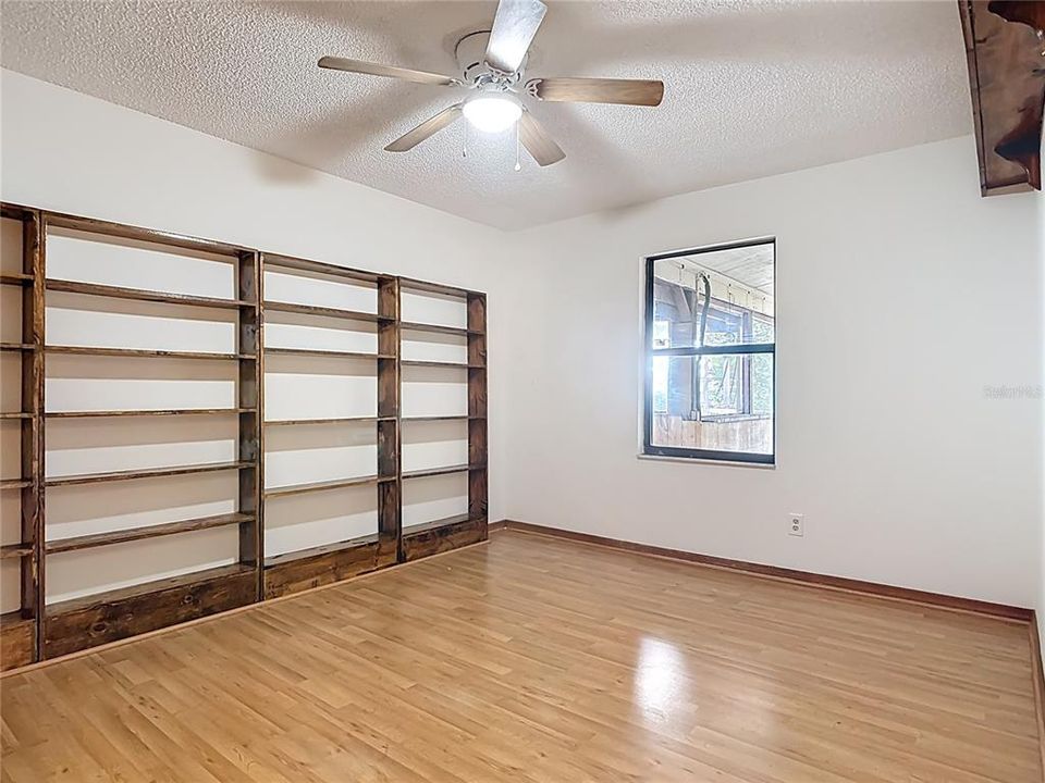 For Sale: $260,000 (3 beds, 2 baths, 1198 Square Feet)