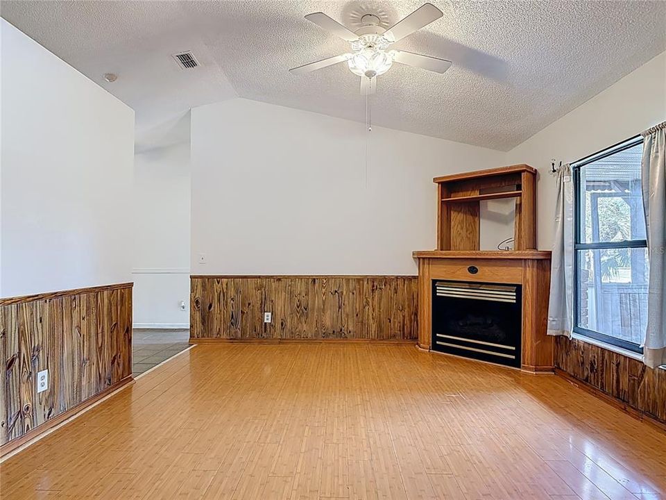 For Sale: $260,000 (3 beds, 2 baths, 1198 Square Feet)