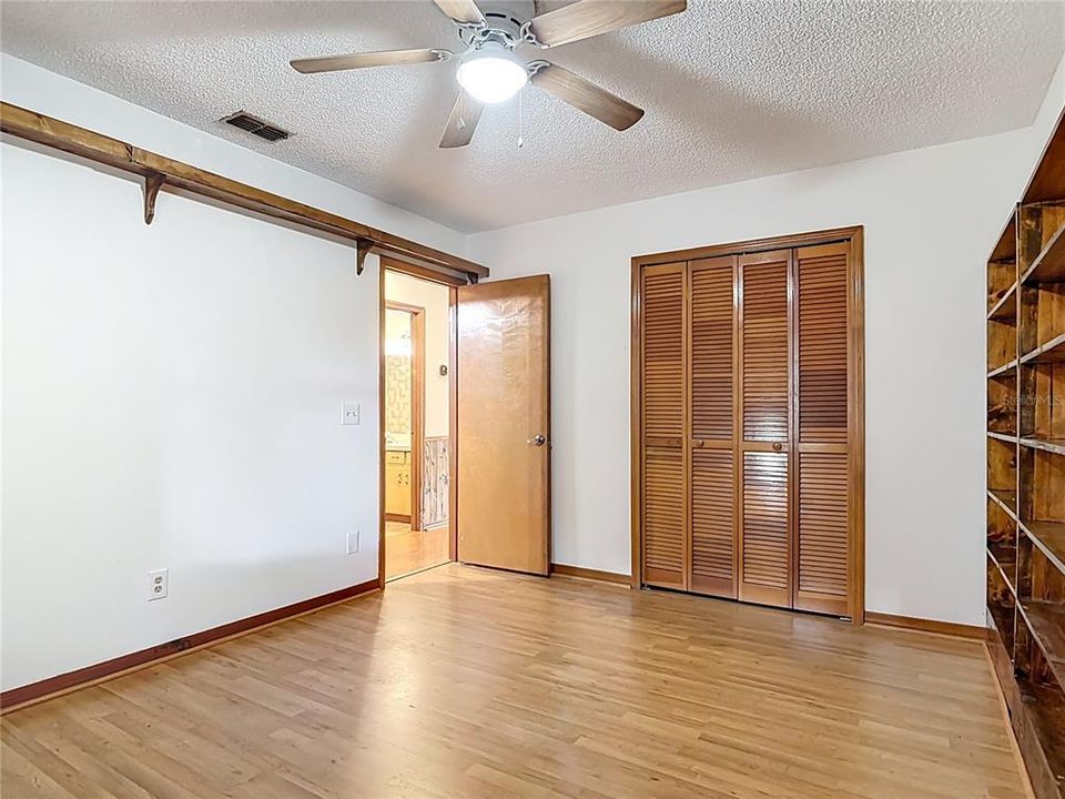 For Sale: $260,000 (3 beds, 2 baths, 1198 Square Feet)