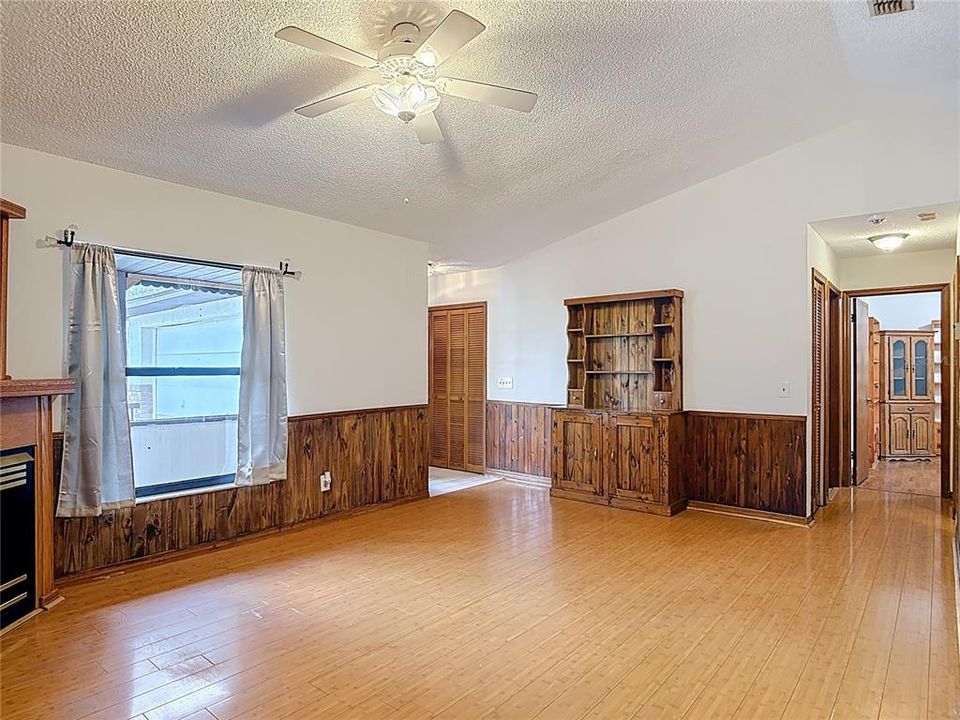 For Sale: $260,000 (3 beds, 2 baths, 1198 Square Feet)