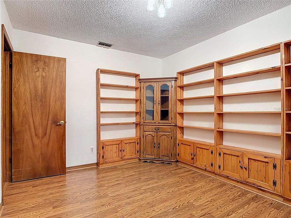 For Sale: $260,000 (3 beds, 2 baths, 1198 Square Feet)