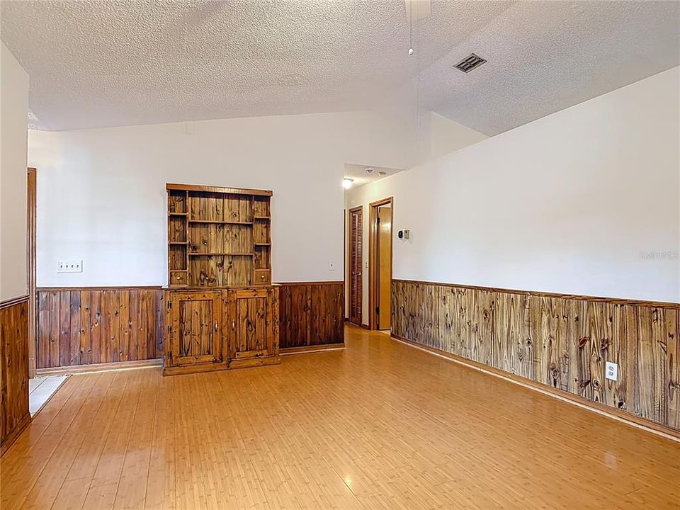 For Sale: $260,000 (3 beds, 2 baths, 1198 Square Feet)