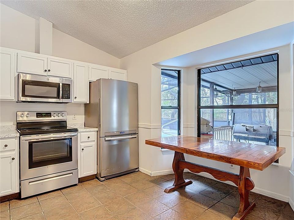 For Sale: $260,000 (3 beds, 2 baths, 1198 Square Feet)