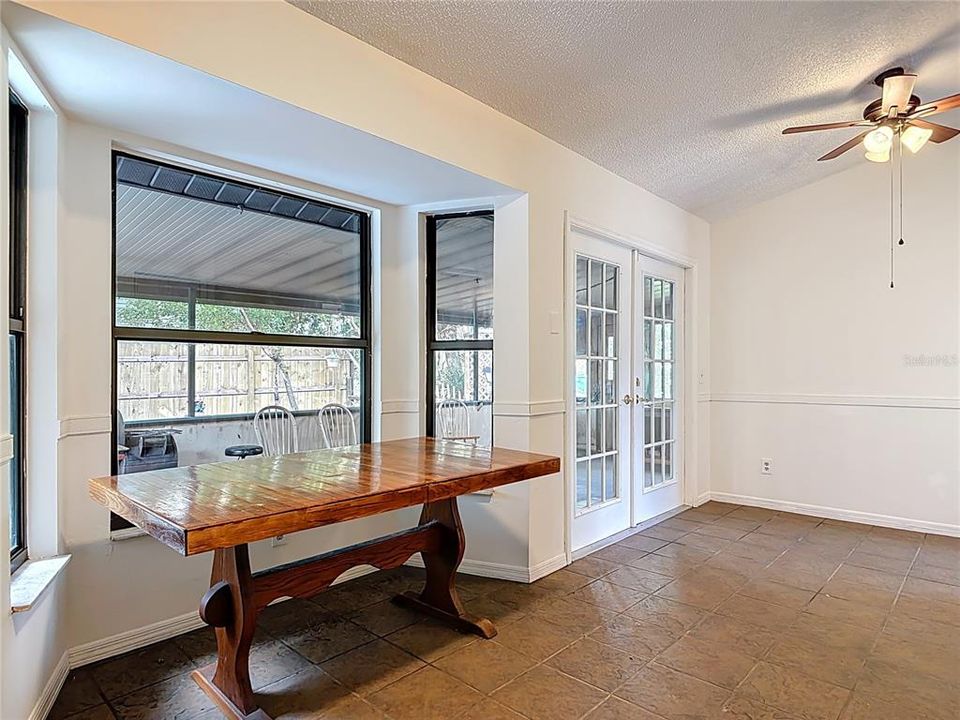 For Sale: $260,000 (3 beds, 2 baths, 1198 Square Feet)