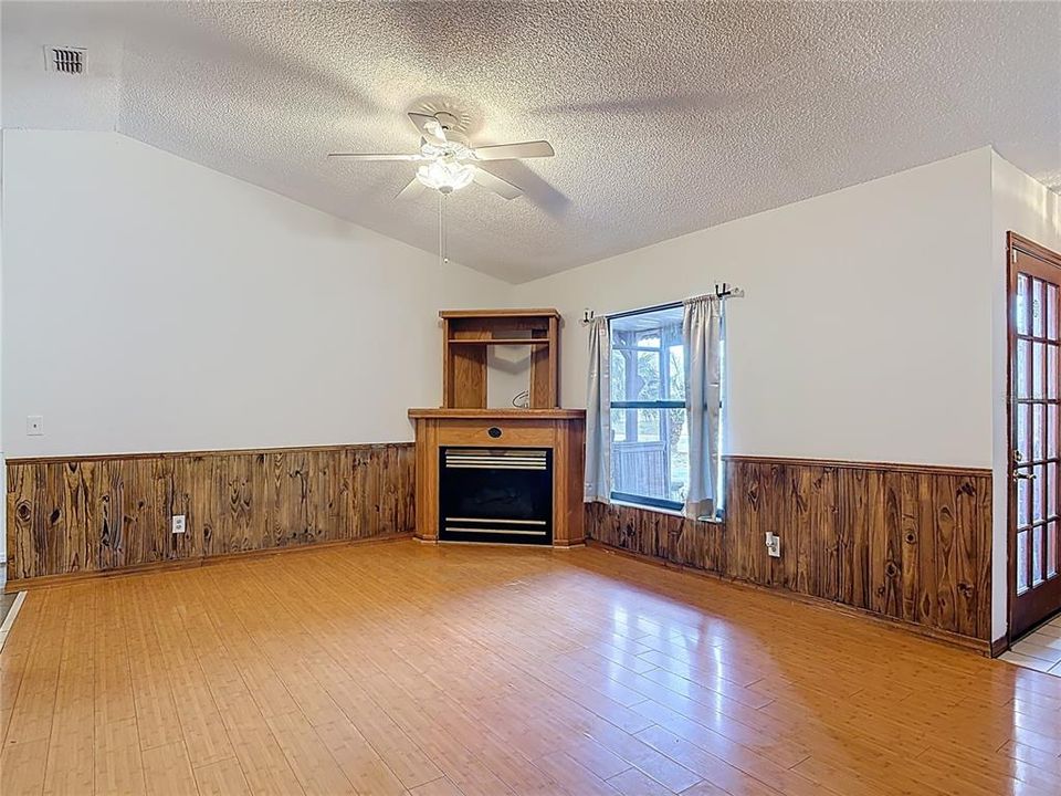 For Sale: $260,000 (3 beds, 2 baths, 1198 Square Feet)