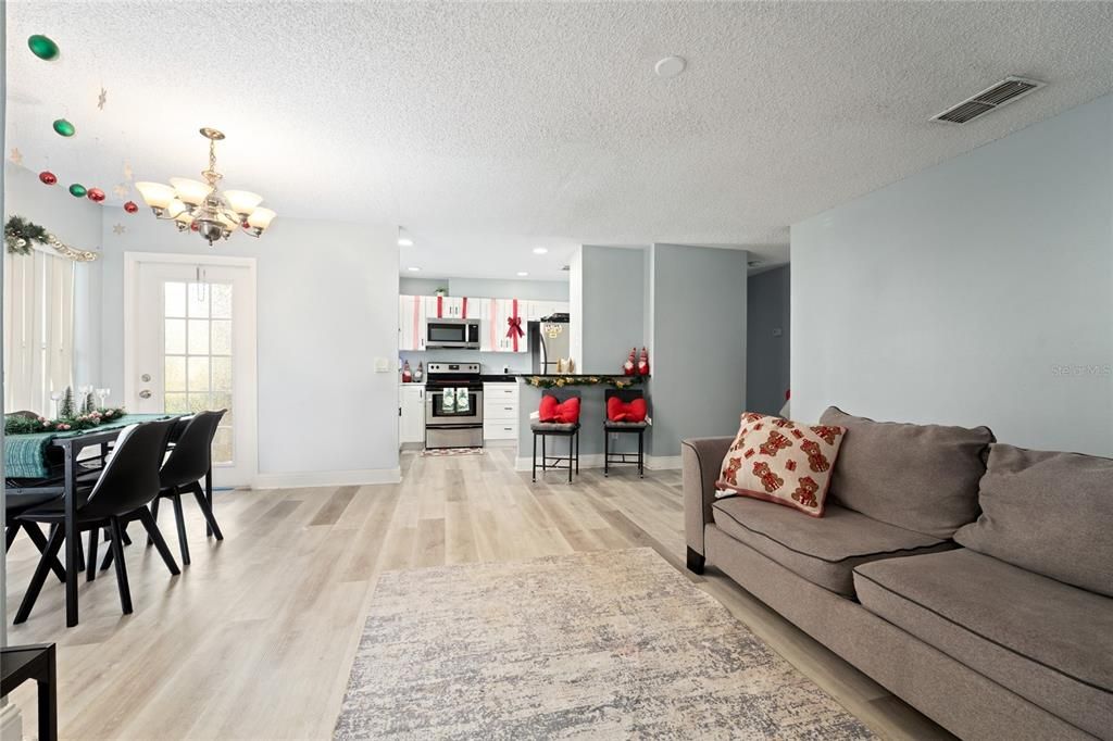 待售: $225,000 (2 贝兹, 2 浴室, 1103 平方英尺)