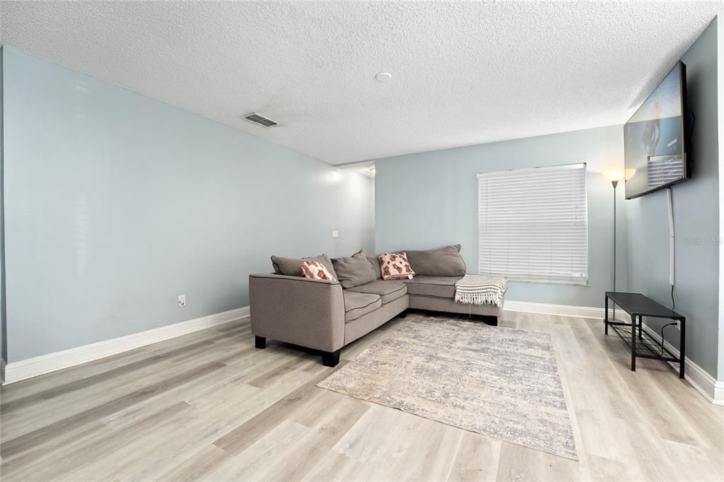 待售: $225,000 (2 贝兹, 2 浴室, 1103 平方英尺)