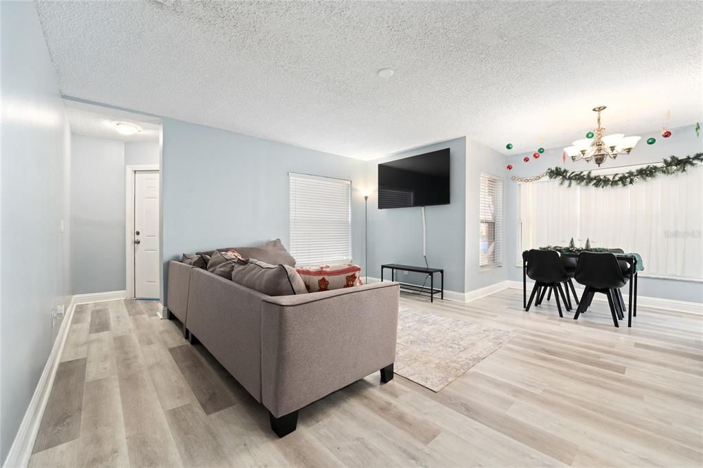 待售: $225,000 (2 贝兹, 2 浴室, 1103 平方英尺)