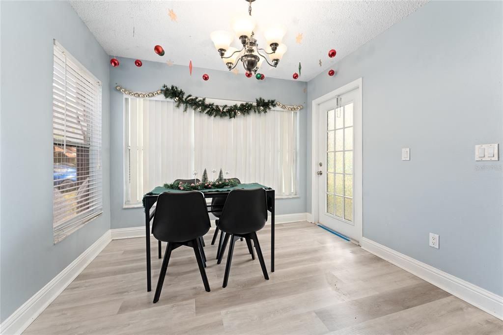 待售: $225,000 (2 贝兹, 2 浴室, 1103 平方英尺)