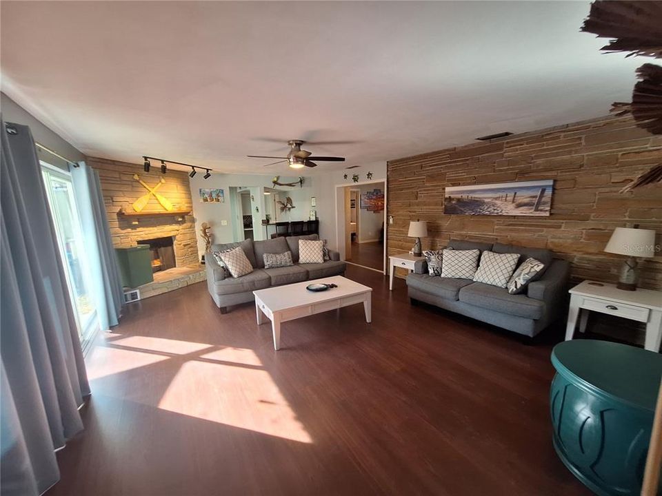 En Venta: $745,000 (4 camas, 2 baños, 2361 Pies cuadrados)