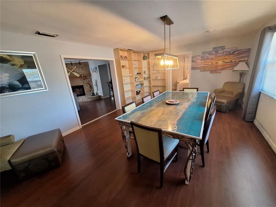 En Venta: $745,000 (4 camas, 2 baños, 2361 Pies cuadrados)