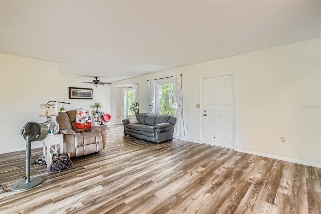 待售: $230,000 (3 贝兹, 2 浴室, 1623 平方英尺)