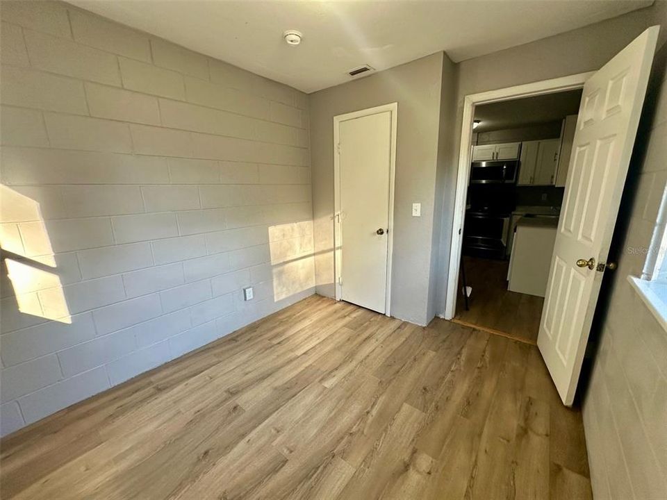 出租: $1,400 (3 贝兹, 1 浴室, 1042 平方英尺)