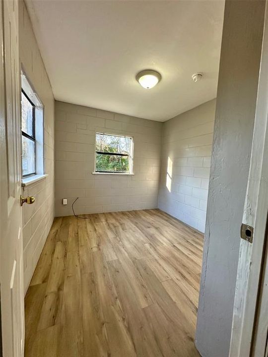 出租: $1,400 (3 贝兹, 1 浴室, 1042 平方英尺)