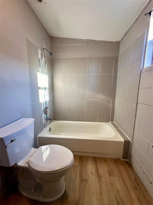 出租: $1,400 (3 贝兹, 1 浴室, 1042 平方英尺)