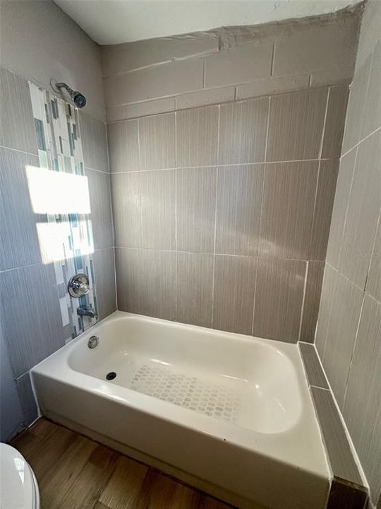 出租: $1,400 (3 贝兹, 1 浴室, 1042 平方英尺)