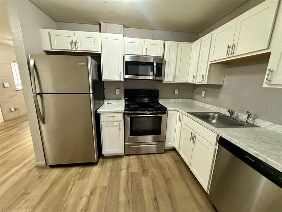 出租: $1,400 (3 贝兹, 1 浴室, 1042 平方英尺)