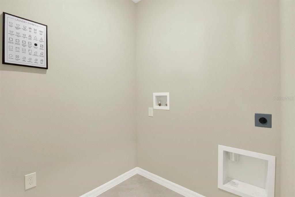 En Venta: $287,080 (4 camas, 2 baños, 1665 Pies cuadrados)