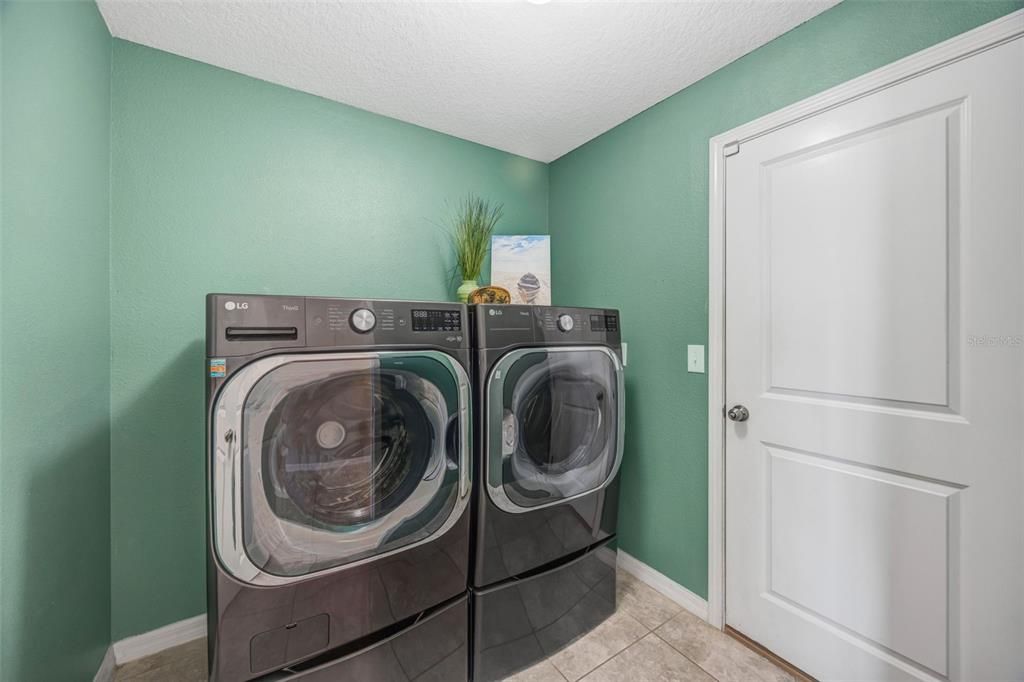 En Venta: $325,000 (4 camas, 2 baños, 1937 Pies cuadrados)