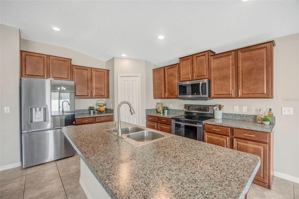 En Venta: $325,000 (4 camas, 2 baños, 1937 Pies cuadrados)