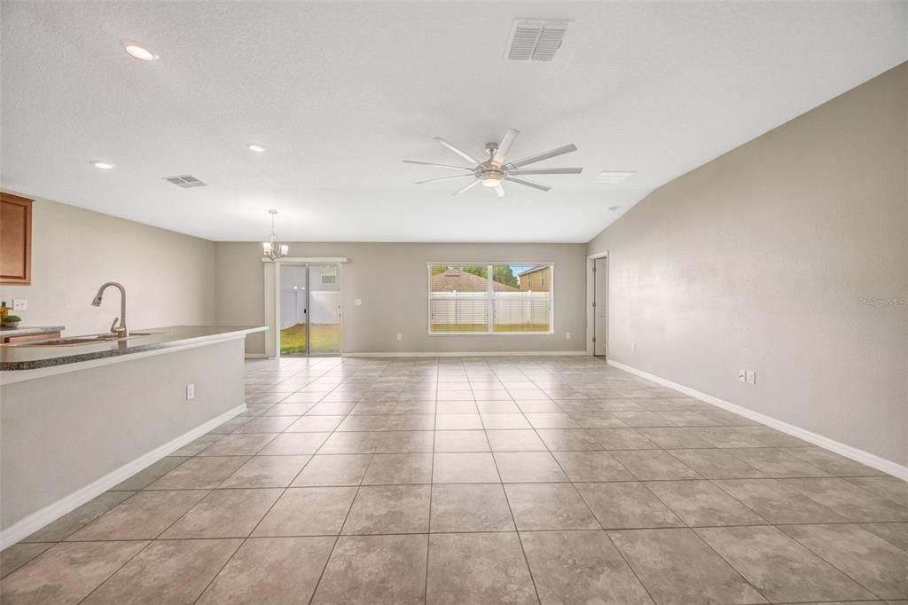 En Venta: $325,000 (4 camas, 2 baños, 1937 Pies cuadrados)