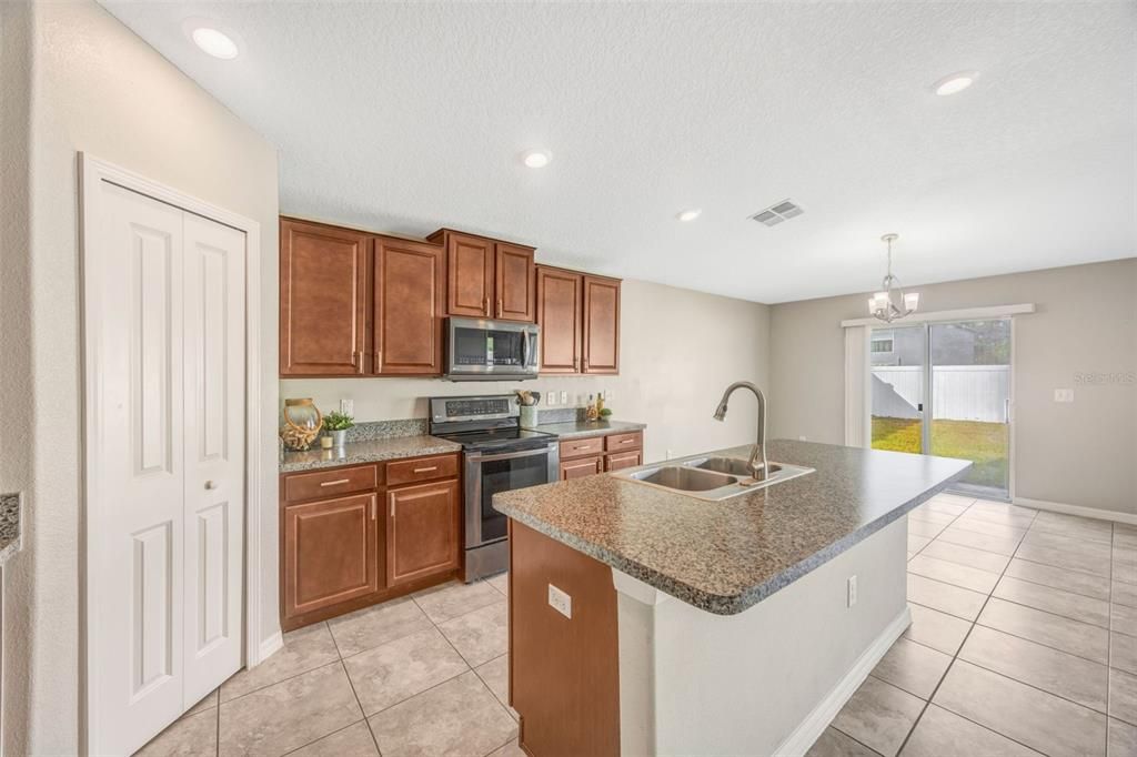 En Venta: $325,000 (4 camas, 2 baños, 1937 Pies cuadrados)