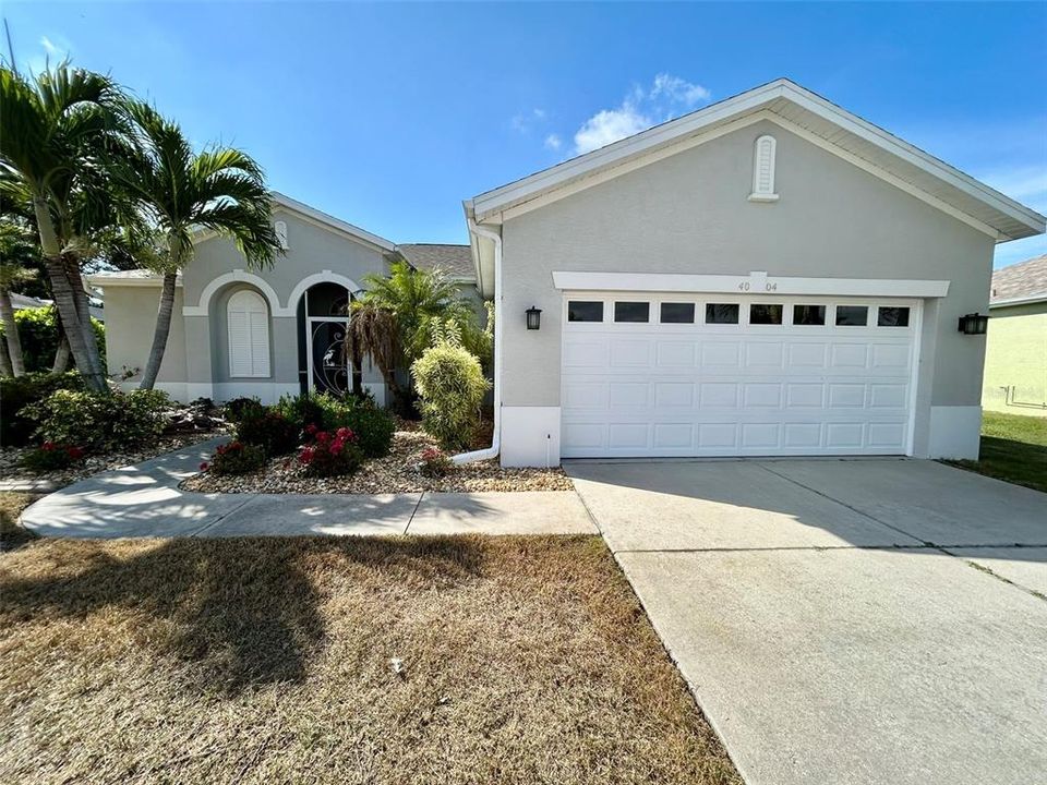 Recently Rented: $2,200 (3 beds, 2 baths, 1550 Square Feet)