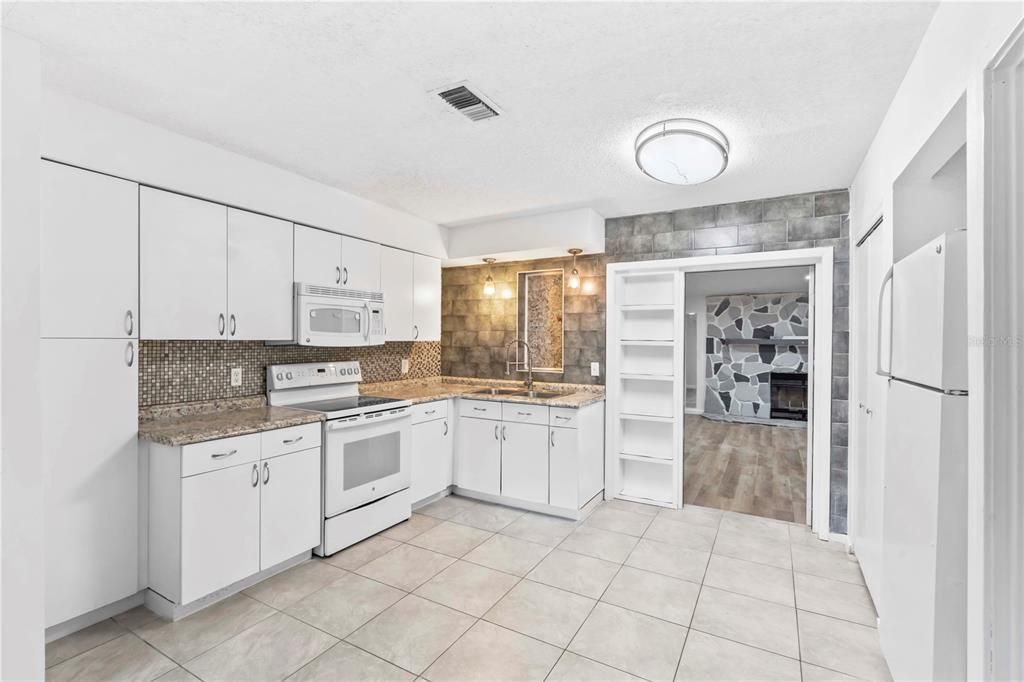 出租: $1,895 (4 贝兹, 3 浴室, 1175 平方英尺)