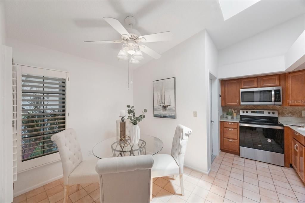 На продажу: $349,000 (2 спален, 2 ванн, 1255 Квадратных фут)