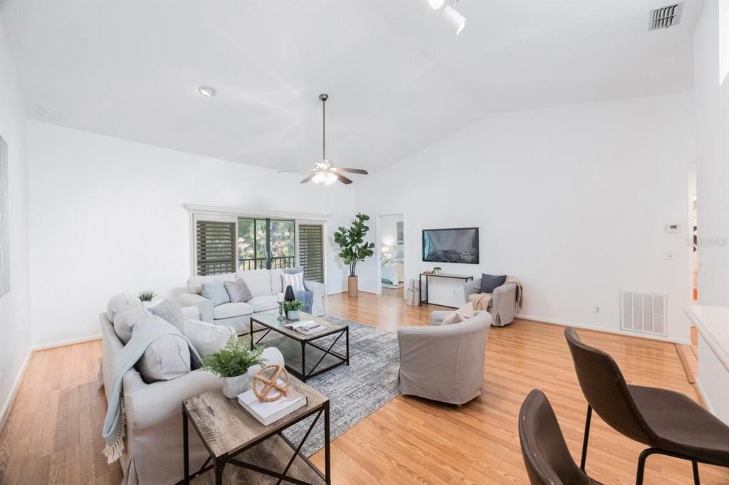 На продажу: $349,000 (2 спален, 2 ванн, 1255 Квадратных фут)