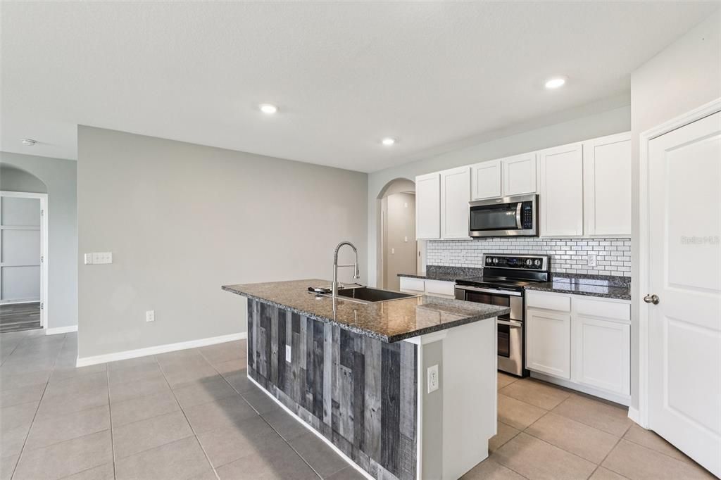 待售: $398,000 (4 贝兹, 2 浴室, 1846 平方英尺)