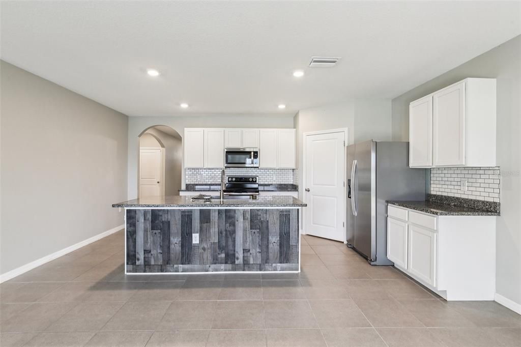 待售: $398,000 (4 贝兹, 2 浴室, 1846 平方英尺)