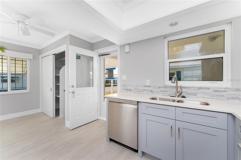 На продажу: $359,900 (2 спален, 2 ванн, 1068 Квадратных фут)