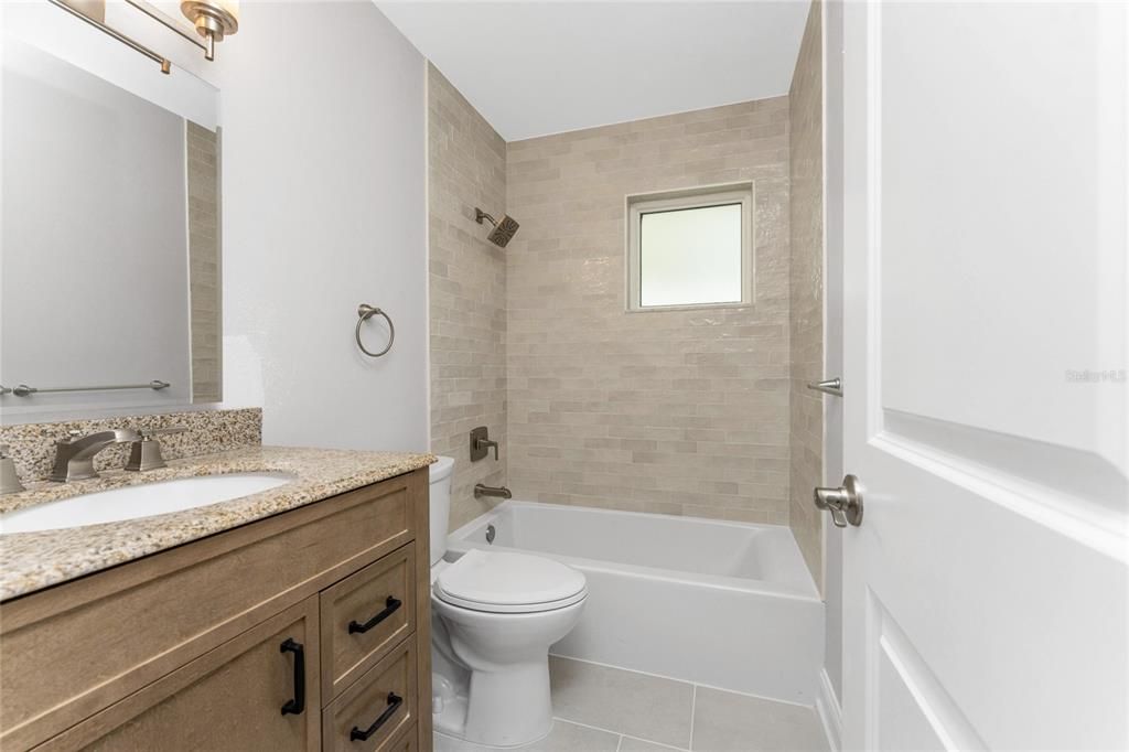 На продажу: $359,900 (2 спален, 2 ванн, 1068 Квадратных фут)