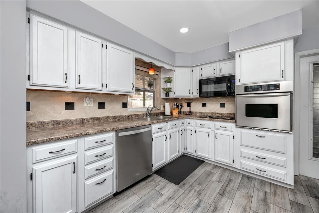 待售: $340,000 (2 贝兹, 1 浴室, 1096 平方英尺)