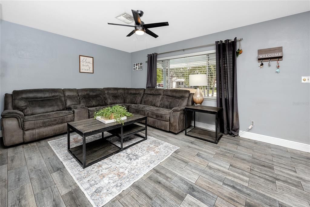 待售: $340,000 (2 贝兹, 1 浴室, 1096 平方英尺)