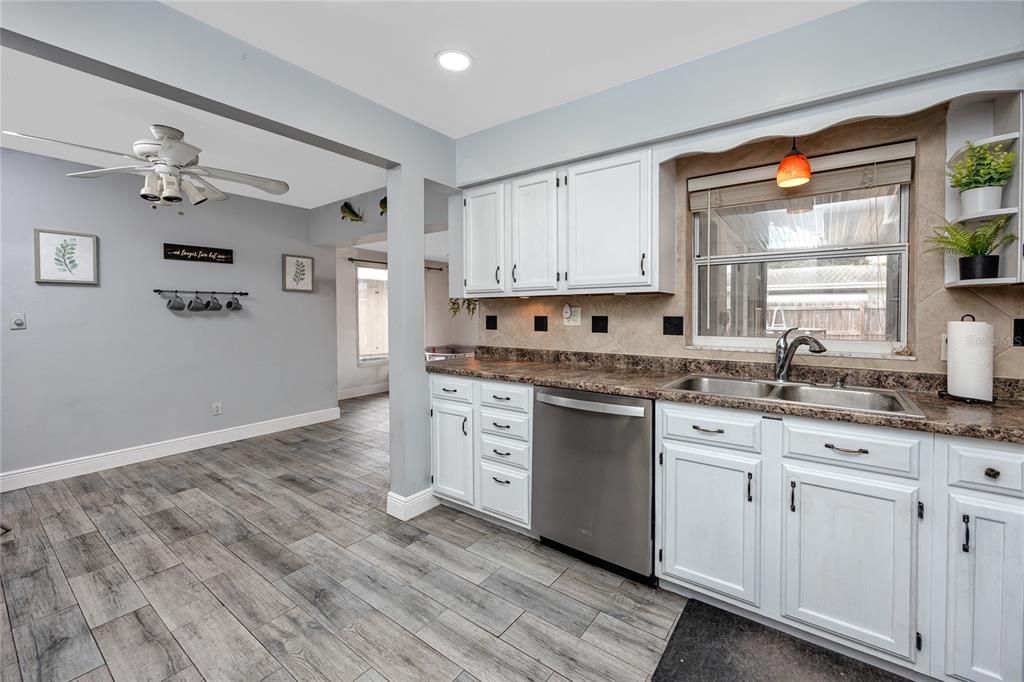 待售: $340,000 (2 贝兹, 1 浴室, 1096 平方英尺)