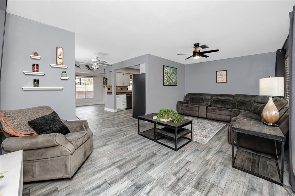 待售: $340,000 (2 贝兹, 1 浴室, 1096 平方英尺)