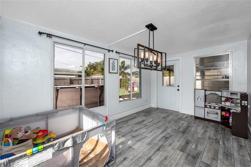 待售: $340,000 (2 贝兹, 1 浴室, 1096 平方英尺)