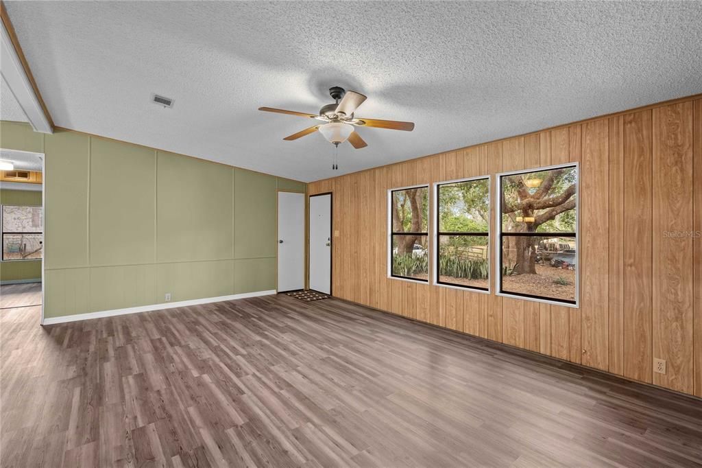 For Sale: $230,000 (3 beds, 2 baths, 1404 Square Feet)