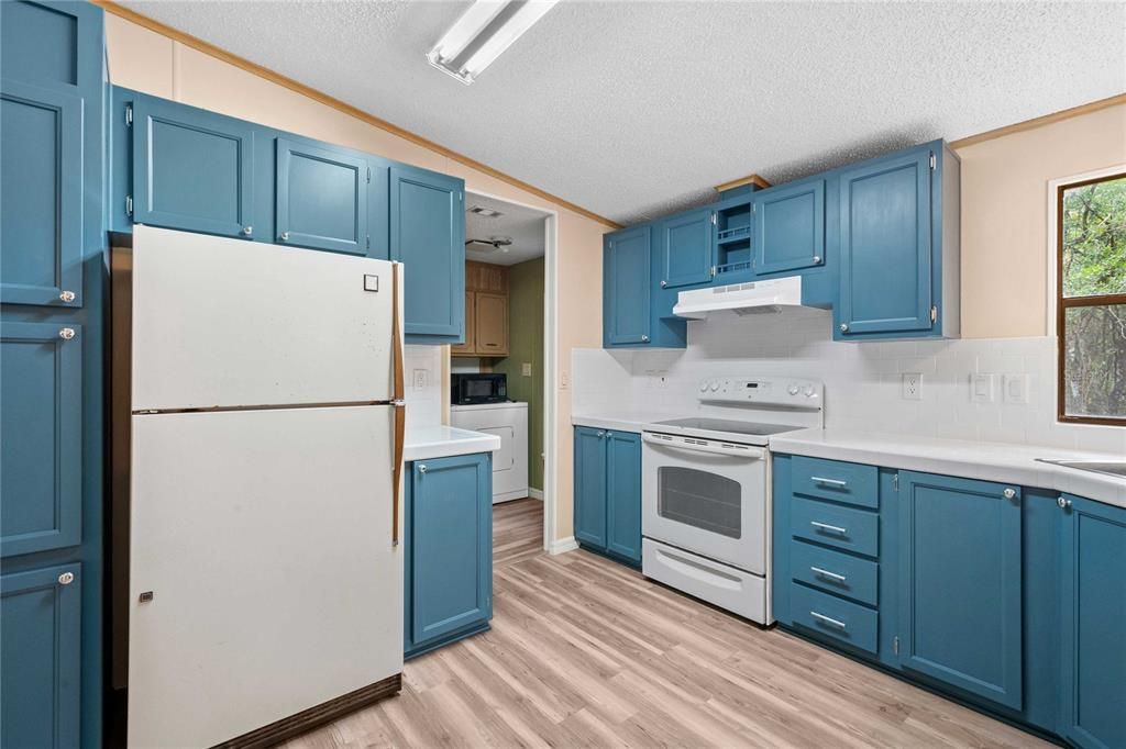 For Sale: $230,000 (3 beds, 2 baths, 1404 Square Feet)