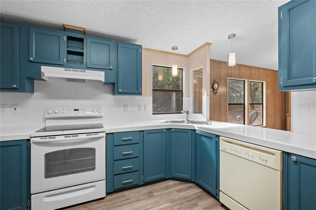 For Sale: $230,000 (3 beds, 2 baths, 1404 Square Feet)