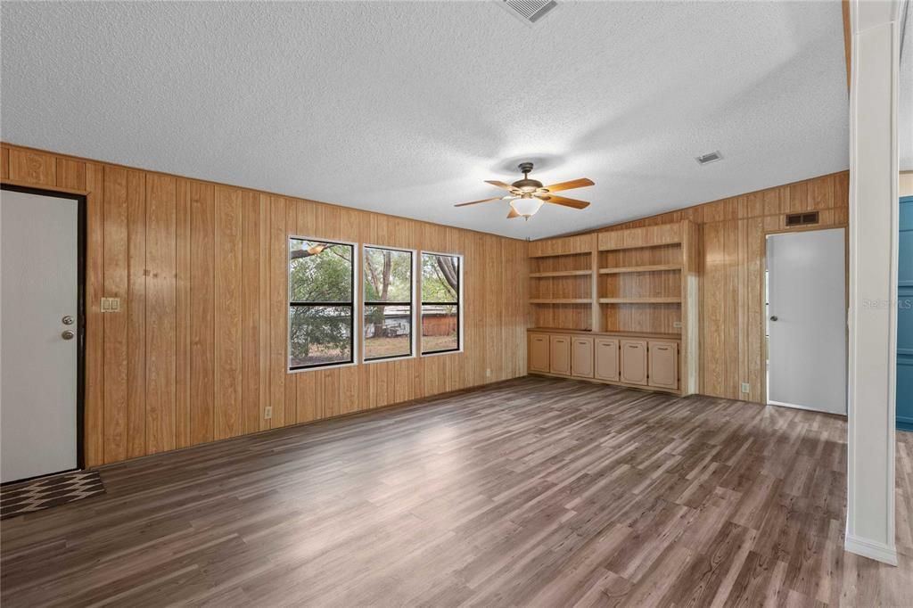 For Sale: $230,000 (3 beds, 2 baths, 1404 Square Feet)