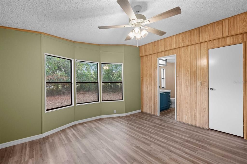 For Sale: $230,000 (3 beds, 2 baths, 1404 Square Feet)