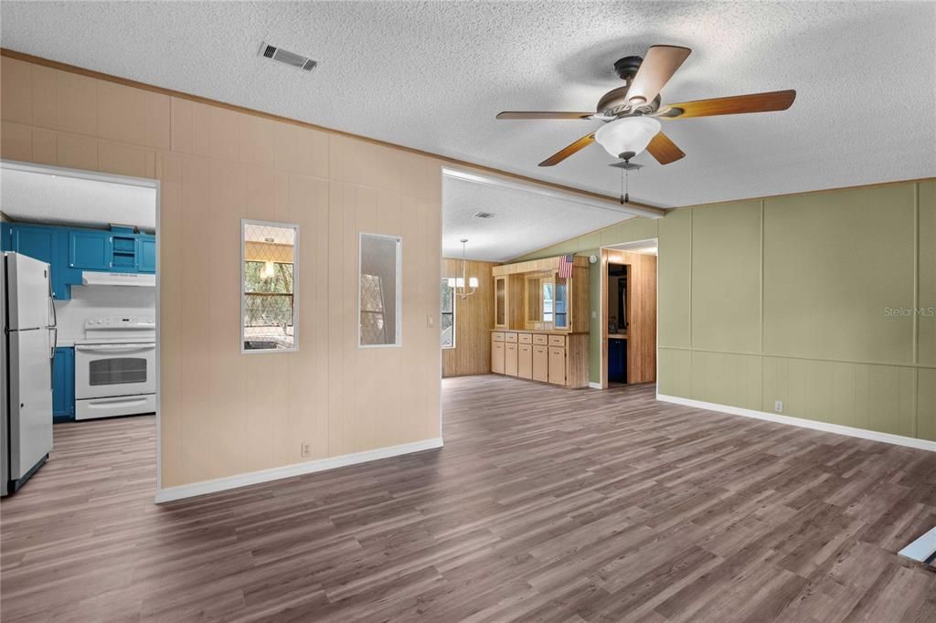 For Sale: $230,000 (3 beds, 2 baths, 1404 Square Feet)