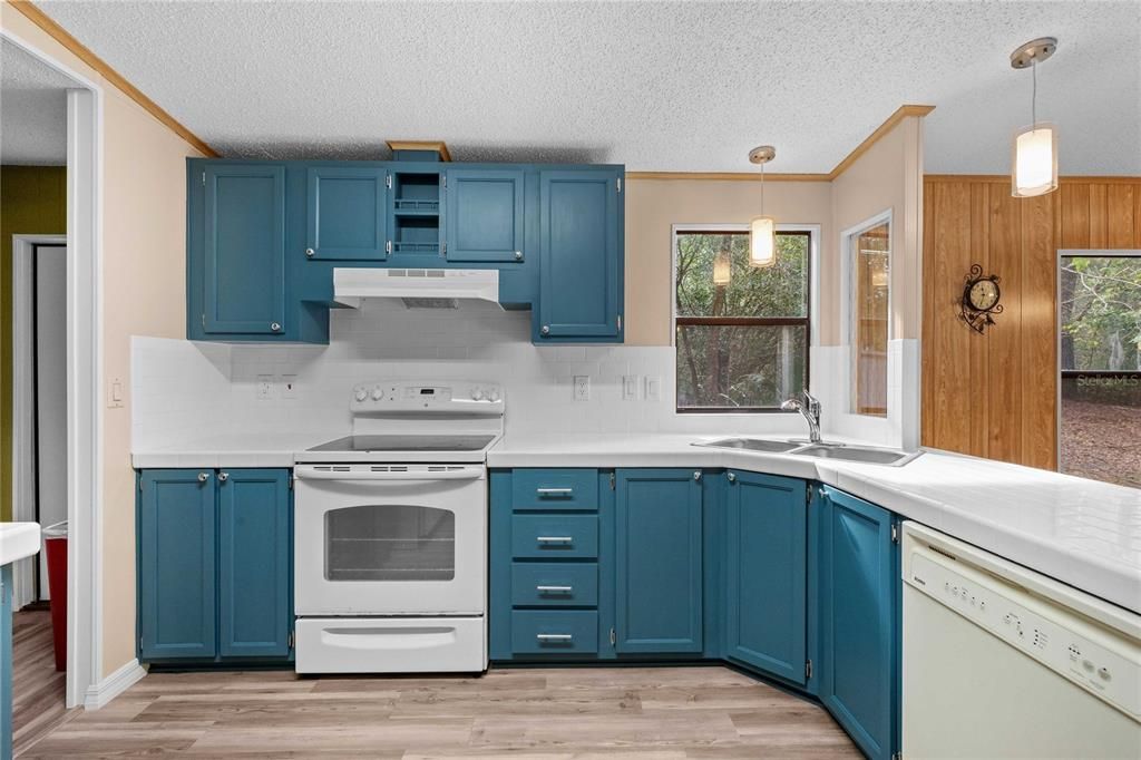 For Sale: $230,000 (3 beds, 2 baths, 1404 Square Feet)