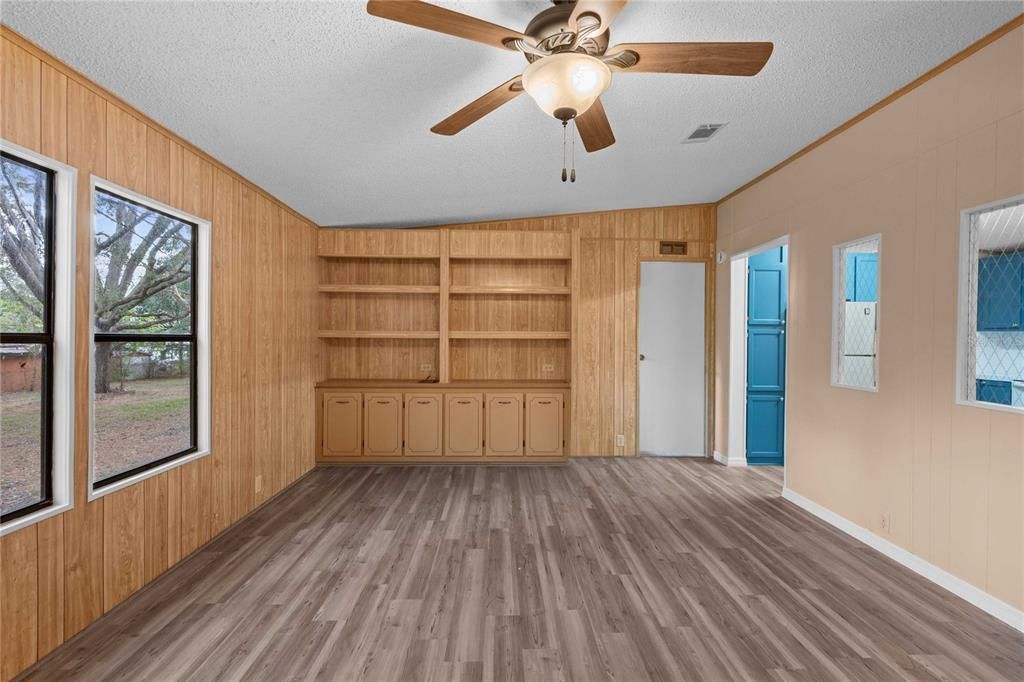 For Sale: $230,000 (3 beds, 2 baths, 1404 Square Feet)